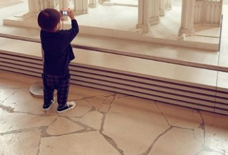 昆凌带儿子逛博物馆！2岁儿子变摄影师超萌