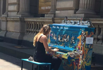 墨尔本街头随意放了21架钢琴 结果神奇的事发生