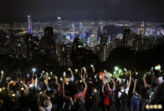 香港：中秋夜筑人链 雷射笔照山头 灯笼表诉求