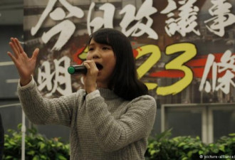 香港数千人示威声援她 21岁被称“学民女神”