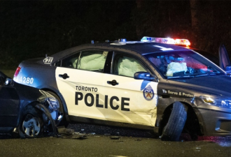 摩托车司机迎面撞警车被指控