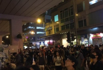 周四晚香港市民再次围堵旺角警署 警方举旗对峙