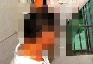女子洗澡被陌生男偷窥，男友发现后冲了上去！