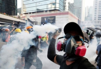 香港：警方动用水炮车、催泪弹驱散示威者