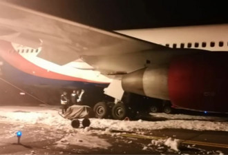惊险！波音飞机在俄罗斯硬着陆 结果起落架起火