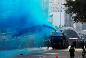 香港政总被扔汽油弹 港警动用水炮催泪弹