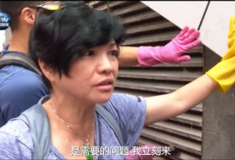 快闪清洁:香港民众假期上街,自发清理乱港标语