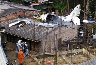 哥伦比亚飞机坠毁7死3伤! 童站坠机点惨遭波及