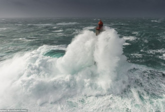 海岸掀30米高巨浪如爆炸直升机险遭吞没