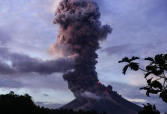 恐怖！菲火山猛烈喷发 遮天蔽日高5公里