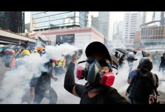 香港警方首次警告实弹镇压 抗议者应见好就收？