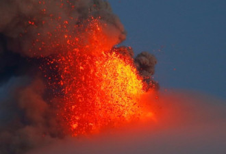 菲律宾马荣火山猛喷 赤红烈焰 无比壮观