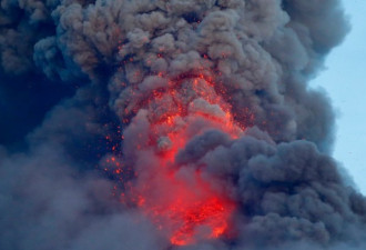 菲律宾马荣火山猛喷 赤红烈焰 无比壮观