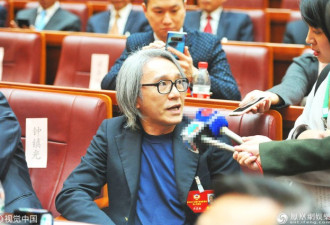 55岁周星驰出席广东政协会议 满头白发显沧桑
