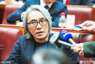 55岁周星驰出席广东政协会议 满头白发显沧桑