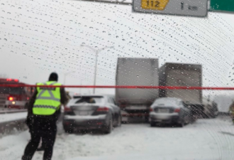 大雪惹祸！高速路50辆车连环相撞1人死15伤