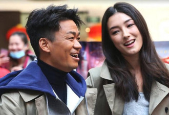 和她穿情侣装亮相，王宝强笑逐颜开