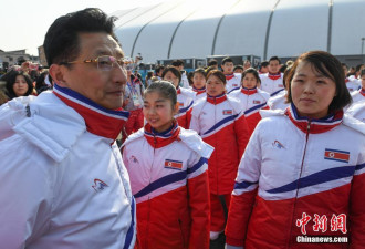 看着国旗在韩国升起朝鲜冬奥代表团泪目
