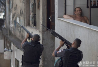 巴西警察荷枪实弹扫荡围剿 市民如此淡定围观
