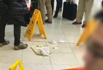北京女子泣诉：香港机场讲普通话被泼粥