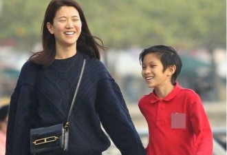 袁咏仪和儿子在街边自拍,因一个举动被网友喷惨