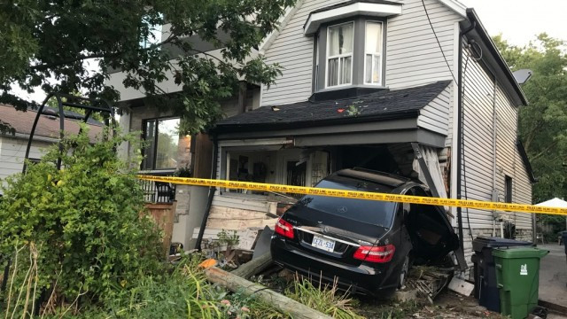“Driver flees after slamming vehicle into front of house, later shows up at hospital”的图片搜索结果