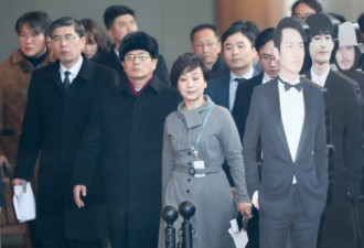 朝鲜考察队在韩电视台碰上女团彩排