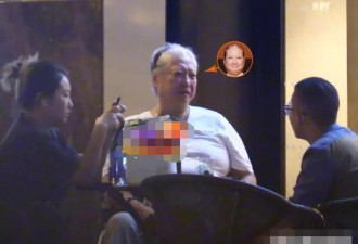 67岁的洪金宝现身在街头，戴大金链子吞云吐雾