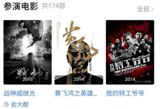 67岁的洪金宝现身在街头，戴大金链子吞云吐雾