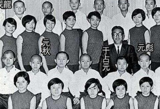 67岁的洪金宝现身在街头，戴大金链子吞云吐雾