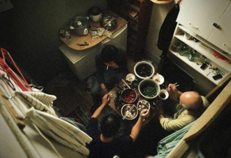 “蜗居于纽约的中国穷人：男女同住，毫无私隐