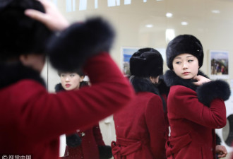 朝鲜拉拉队整理仪容 上厕所补妆也要排队