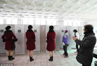 朝鲜拉拉队整理仪容 上厕所补妆也要排队