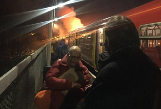 伦敦火车突然起火 爆出巨响 大批乘客蜂拥逃生