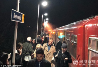 伦敦火车突然起火 爆出巨响 大批乘客蜂拥逃生