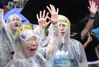 实拍：反极权护民主 10万人雨中游行撑香港