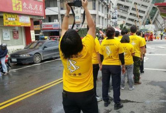 台湾团体被指在地震灾区拍走秀片 吃救援食物