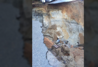 女子驾车坠20米深陷坑险遭活埋：这回死定了！
