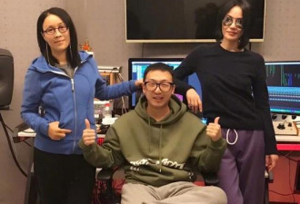 天后合体！那英王菲录制春晚歌曲 穿着休闲随意