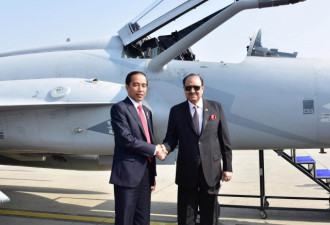 印尼总统巴基斯坦参观&quot;枭龙&quot;战机 爬进驾驶舱