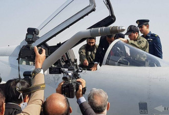 印尼总统巴基斯坦参观&quot;枭龙&quot;战机 爬进驾驶舱