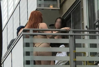 妹子半裸在阳台搔首弄姿 隔壁大哥忍不住了