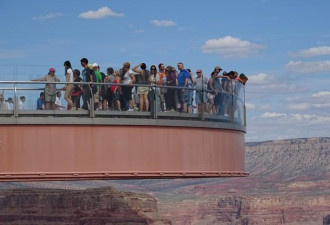 美国男游客翻栅栏跃下峡谷天空步道轻生 尸体