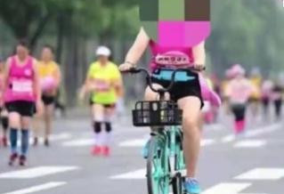 两成都女子骑共享单车参赛马拉松，官方：禁赛