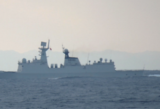 中国军舰航行 日自卫队舰机跟踪偷拍