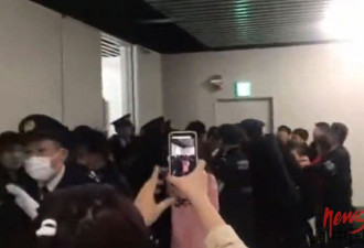 为这事 一群中国人在日本机场唱起了国歌