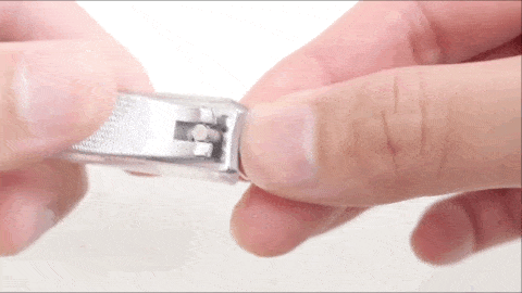 日本小哥用攒了一年的指甲给女友做了个钻戒？