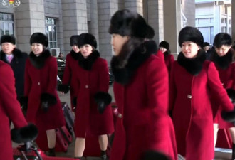 朝艺术团赴韩 女团员这身统一着装太靓眼了