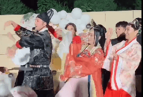 钟丽缇举办古装派对庆生，扮杨贵妃，身姿臃肿