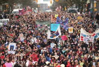 温哥华数千女性情人节大游行 纪念失踪妇女